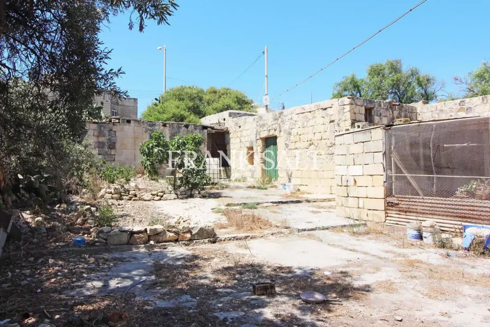 Kalkara, Unconverted Farmhouse