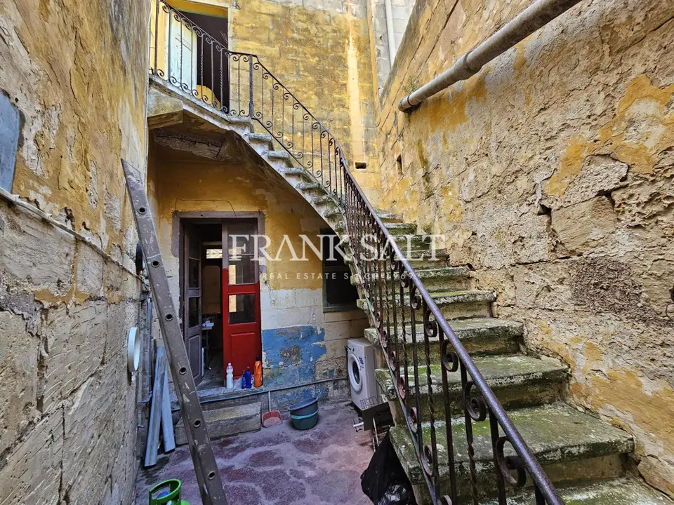 Qormi, Unconverted House of Character