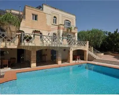 4 bedroom Villa Detached to rent in Victoria Gardens