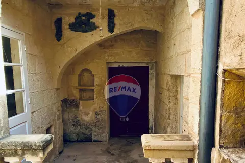 5 Bedroom House of Character For Sale in Lija