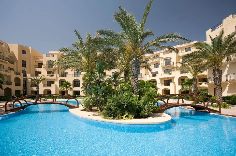 Elegant Apartment with Pool & Balcony
