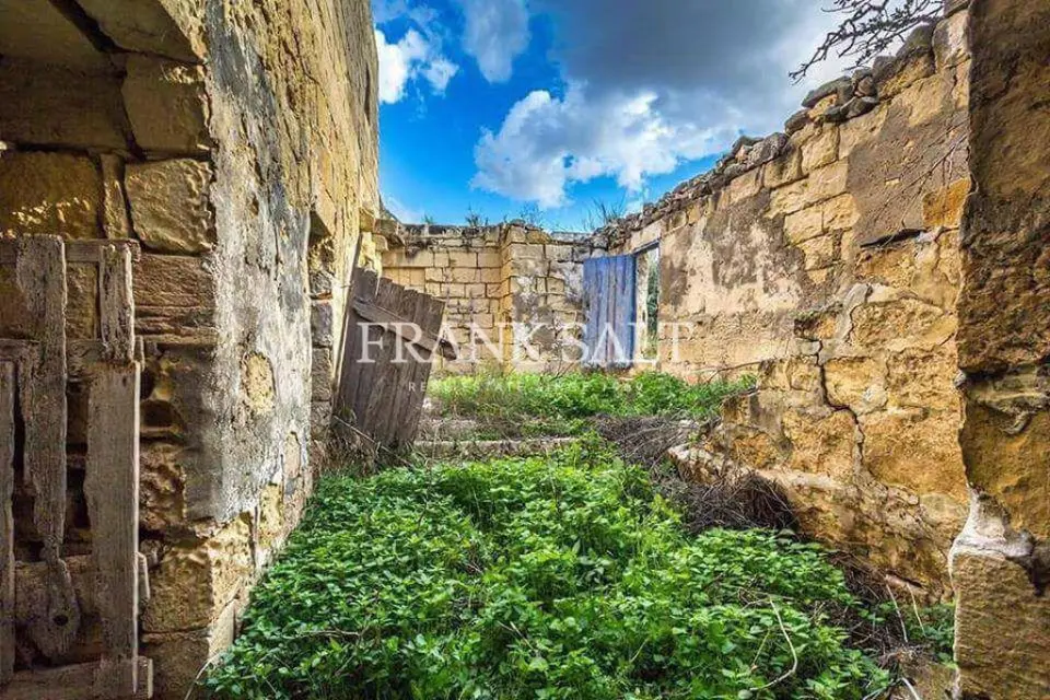Naxxar, Unconverted Farmhouse