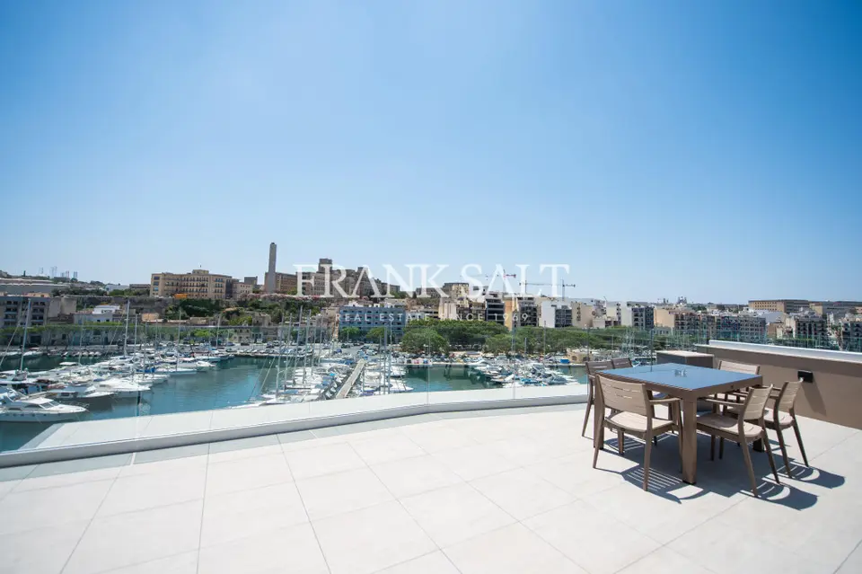 2 bedroom Penthouse to rent in Ta' Xbiex