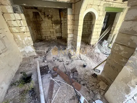 Unconverted 4 bedroom house