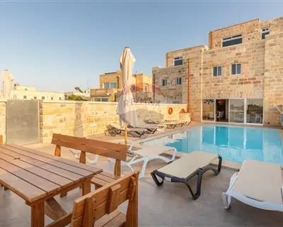 5 bedroom Villa Semi-detached to rent in Zejtun