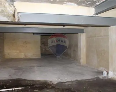 Garage (Residential) for sale in Luqa