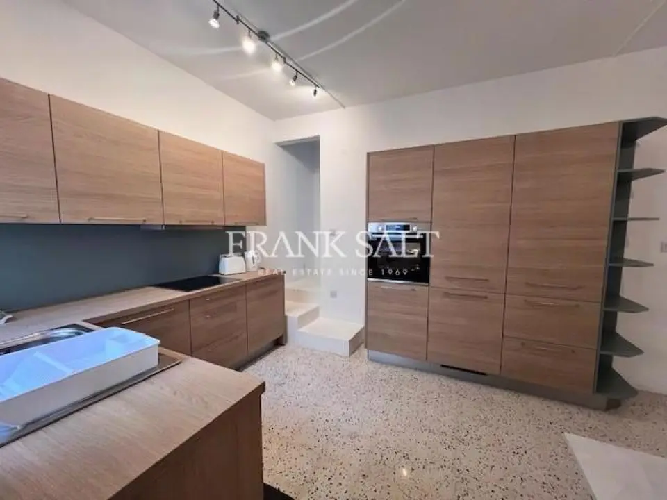 Santa Venera, Furnished Elevated Maisonette