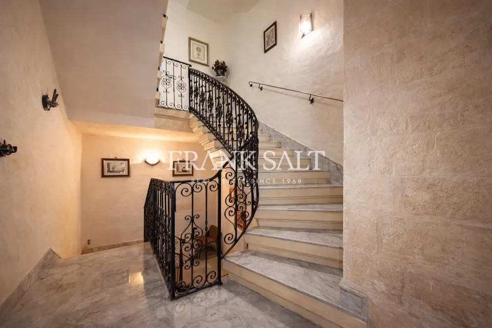 Paola, Townhouse