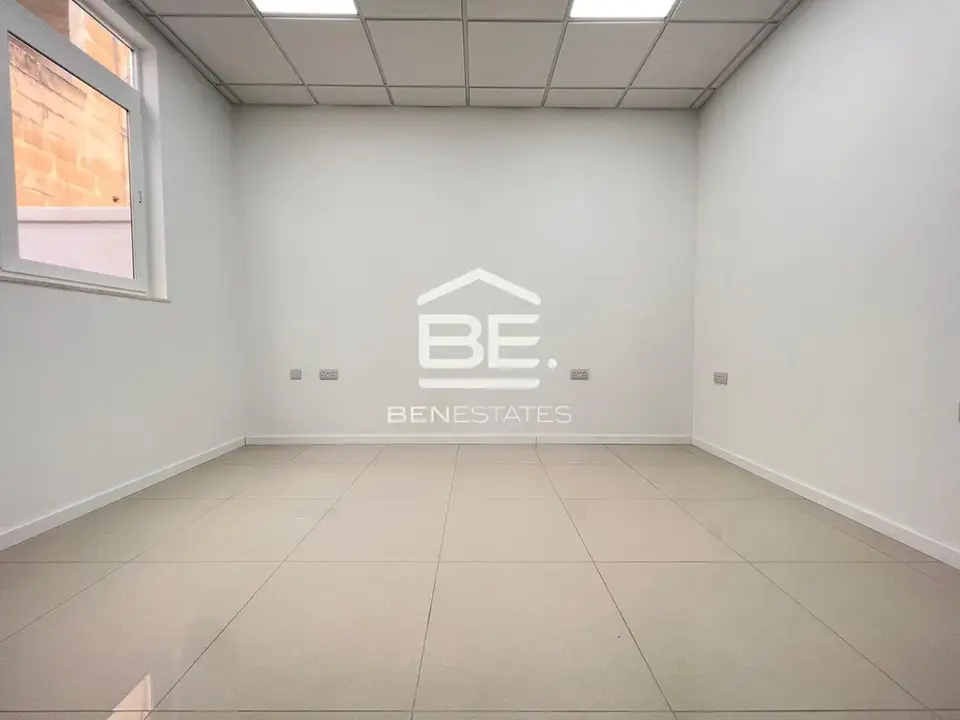 Office to rent in Paola
