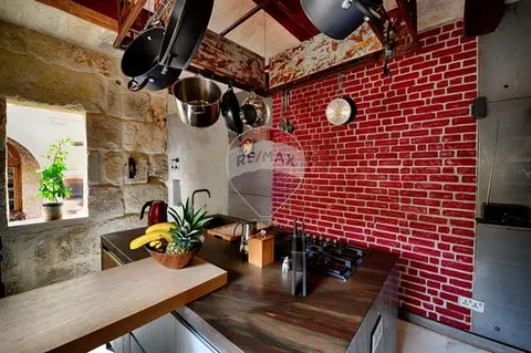 2 bedroom House of Character for sale in Manikata