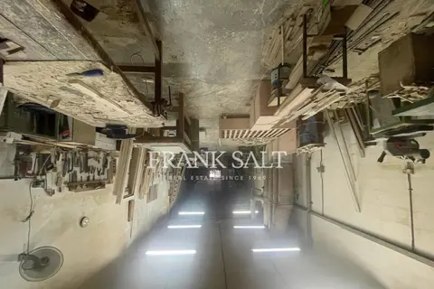 Warehouse For Sale in Zebbug