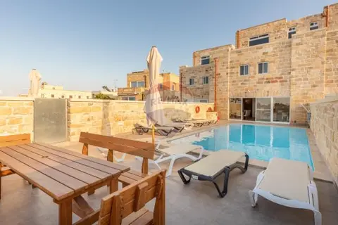 5 bedroom Villa Semi-detached to rent in Zejtun