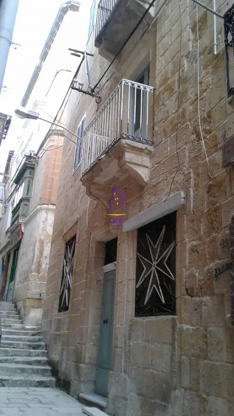 Commercial to rent in Bormla