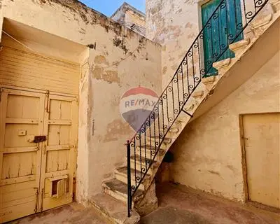 6 bedroom Farmhouse for sale in Birzebbuga