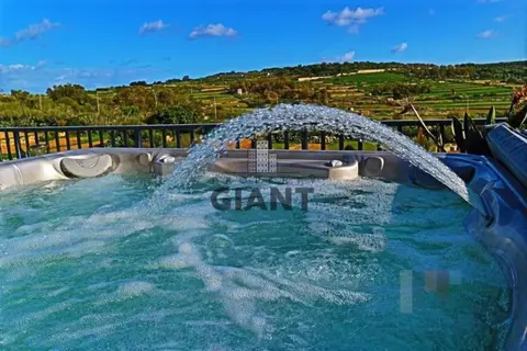4 Bedroom Penthouse To Rent in Marsaxlokk