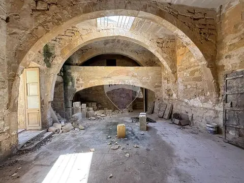 8 bedroom House of Character for sale in Zebbug