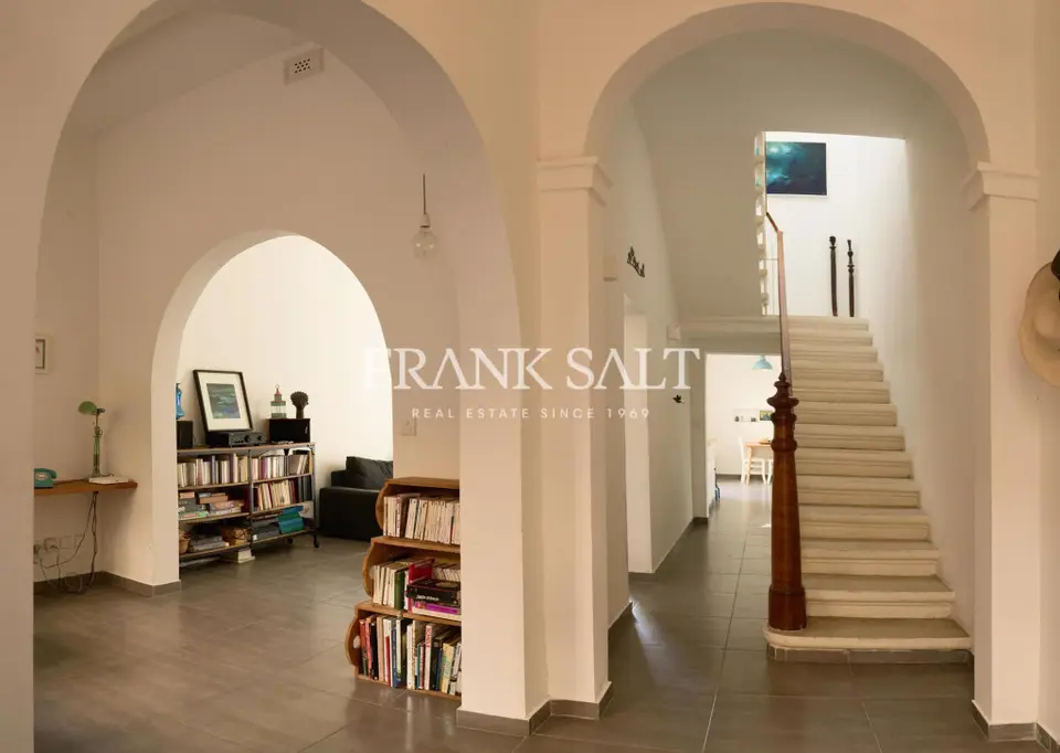 Victoria, Furnished Townhouse