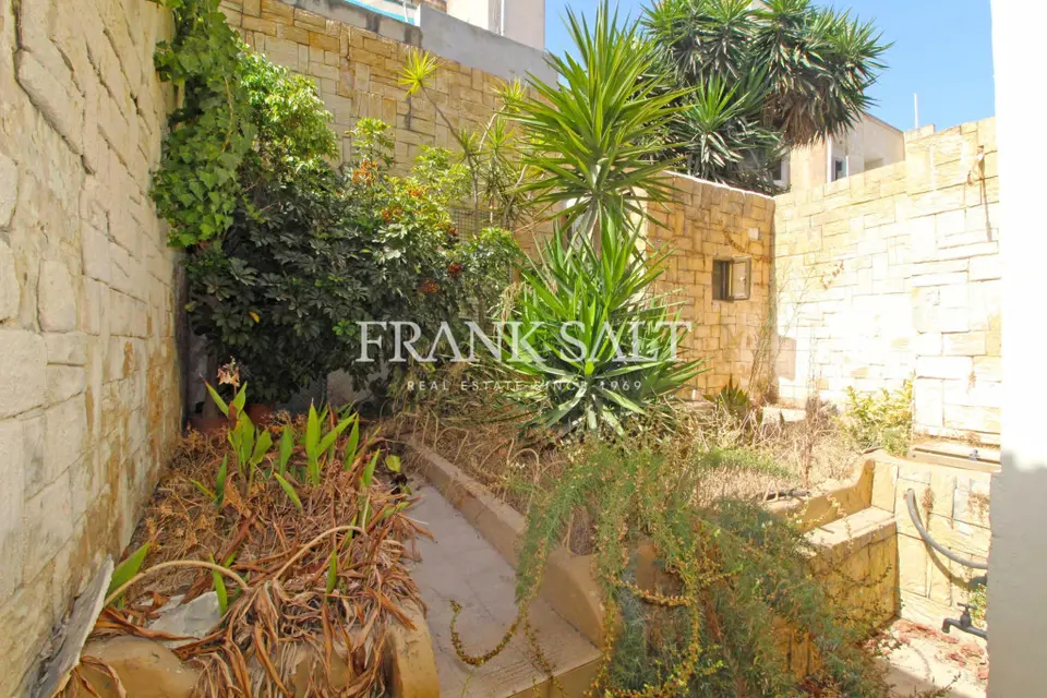 Paola, Furnished Town House