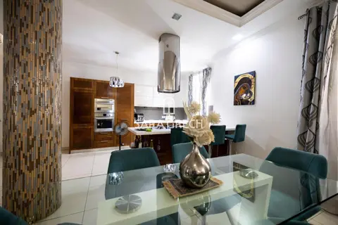 3 Bedroom Town House For Sale