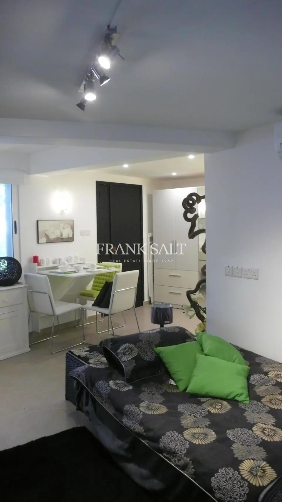 St Julians, Maisonette