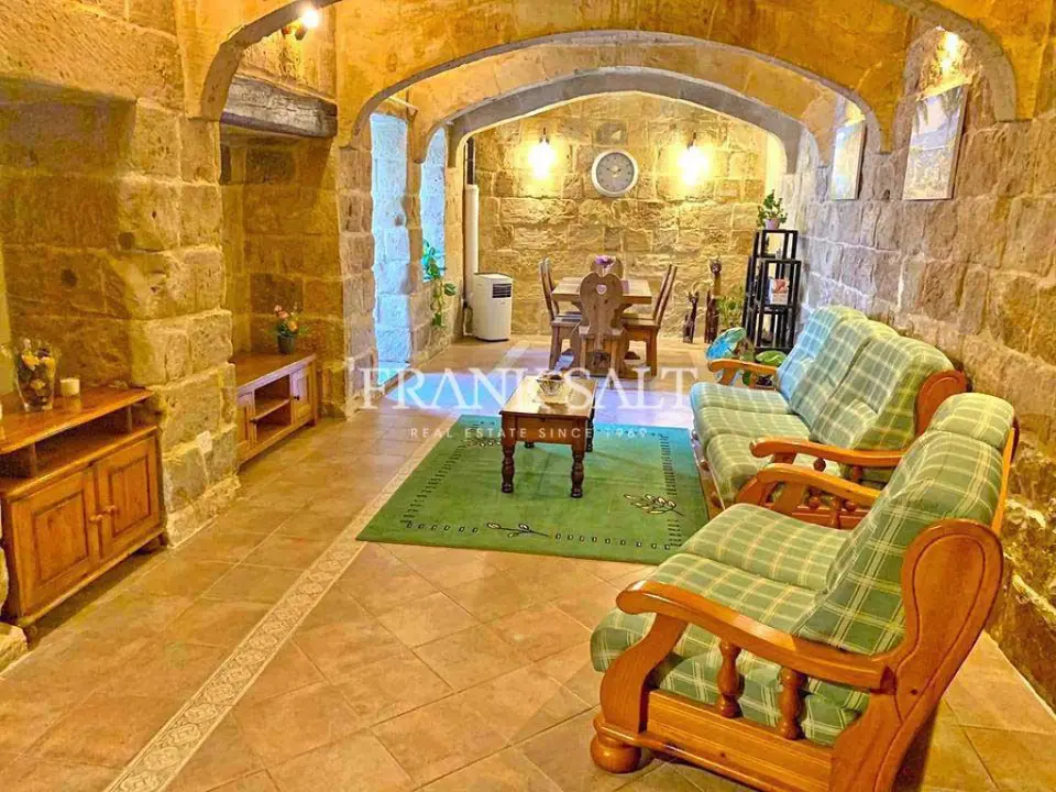 Qrendi, Furnished Maisonette
