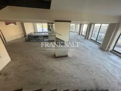 Showroom For Sale in Santa Venera