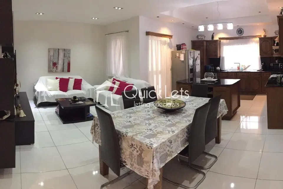 Duplex 3 chambres à louer à Luqa