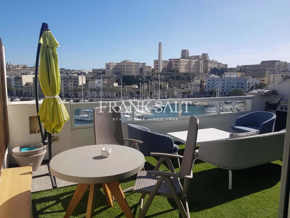 2 bedroom Penthouse to rent in Ta' Xbiex