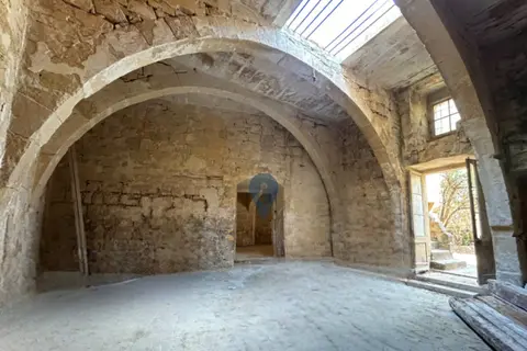 6 Bedroom House of Character For Sale in Zebbug