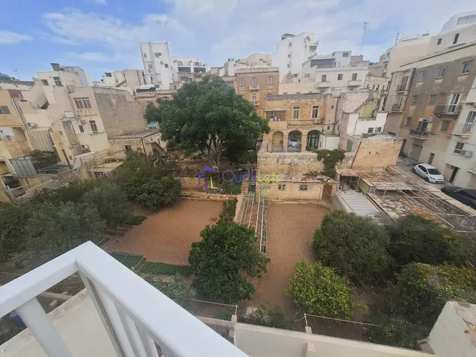 2 bedroom Penthouse to rent in Gzira
