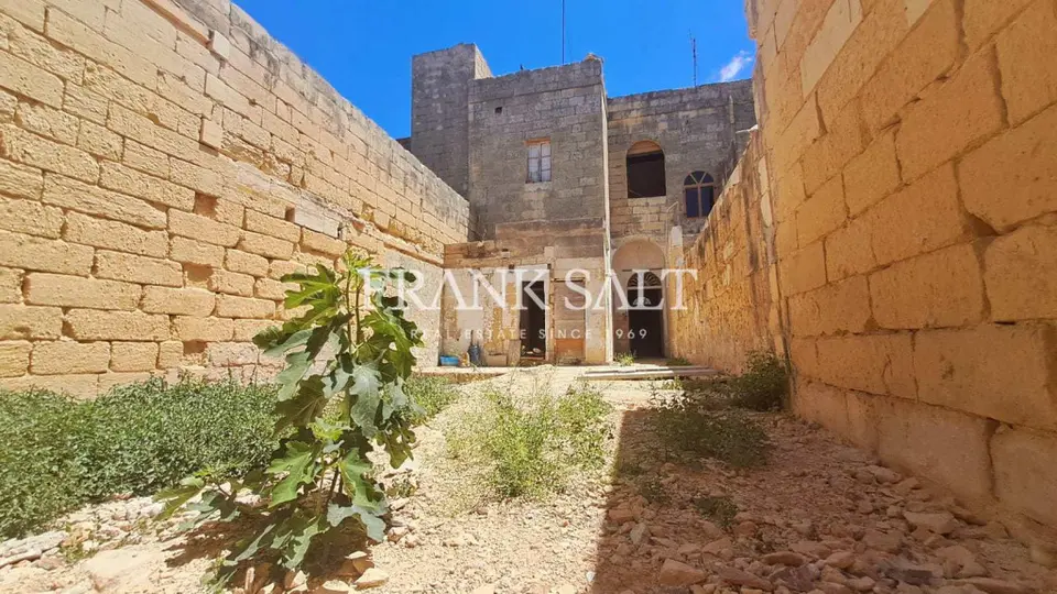 Mosta, Unconverted Townhouse