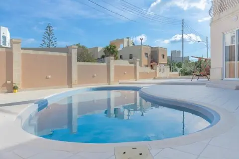 3 bedroom Villa Semi-detached to rent in Victoria Gardens