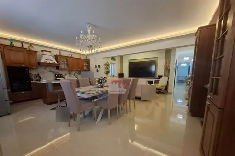3 Bedroom Maisonette For Sale in Iklin