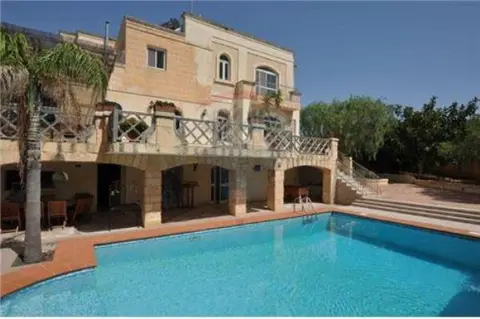4 bedroom Villa Detached to rent in Victoria Gardens