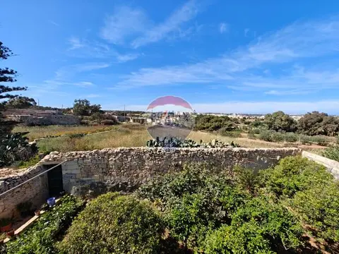 6 bedroom Farmhouse for sale in Birzebbuga