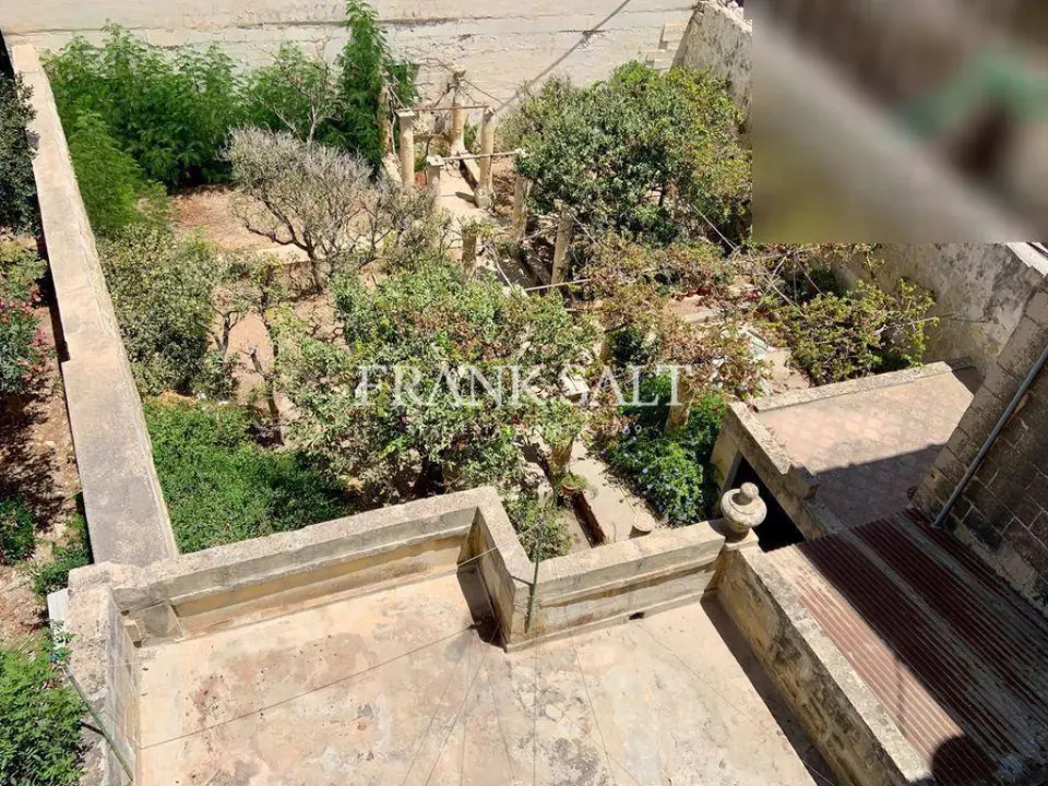 Santa Venera, Stately converted Palazzo