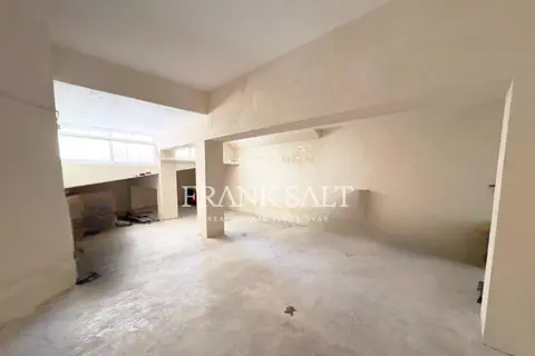 Garage For Sale in Marsascala